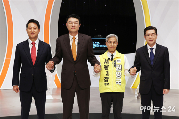6.3 지방선거 서울시장 후보인 오세훈 국민의힘 후보(왼쪽부터), 김정철 개혁신당 후보, 권영국 정의당 후보, 정원오 더불어민주당 후보가 28일 서울 마포구 SBS프리즘타워에서 열린 제9회 전국동시지방선거 서울시장 후보 초청 토론회에 앞서 기념촬영을 하고 있다. [사진=정소희 기자]