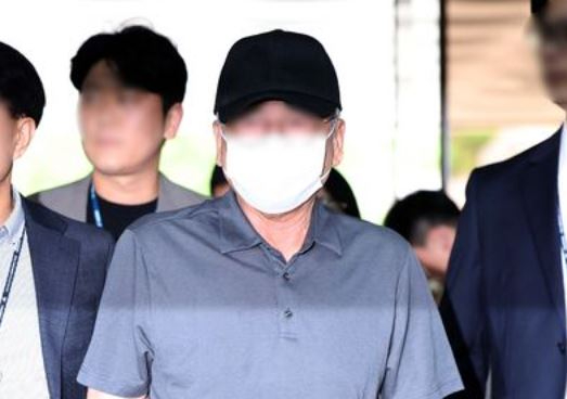 시청역 인근 도로에서 차량 역주행으로 9명을 숨지게하고 7명에게 중경상을 입힌 가해 운전자 차 모씨가 30일 서울 서초구 서울중앙지법에서 열린 교통사고처리특례법위반(치사) 혐의 구속 전 피의자 심문(영장실질심사)에 출석하고 있다. [사진=뉴시스]