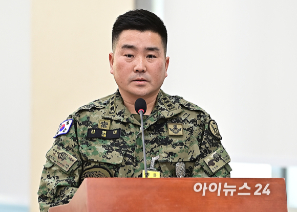 김현태 707특수임무단장이 17일 국회 국방위원회 전체회의에서 윤상현 국민의힘 의원 질의에 답하고 있다. [사진=곽영래 기자]