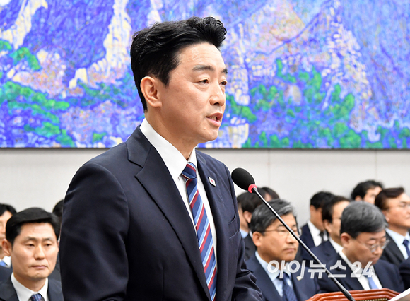 강훈식 대통령 비서실장이 6일 서울 여의도 국회에서 열린 운영위원회의 대통령비서실 등 국정감사에서 업무보고를 하고 있다. [사진=곽영래 기자]