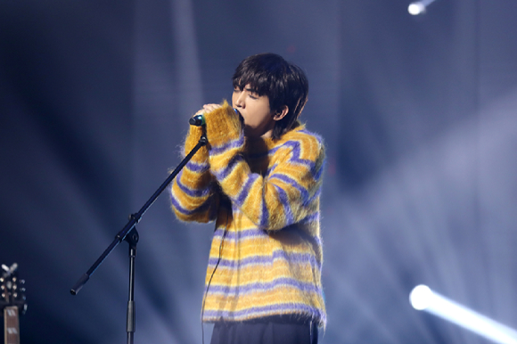 가수 이승윤이 24일 서울 용산구 노들섬라이브하우스에서 열린 새 정규 앨범 '폐허가 된다 해도' 발매 기념 쇼케이스에서 무대를 펼치고 있다. [사진=쇼플레이엔터테인먼트]