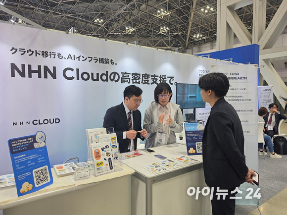 이노그리드 김명진 대표(왼쪽)와 정성원 클라우드 사업 그룹 차장이 8일 일본 도쿄 빅사이트에서 개막한 '2026 재팬 IT 위크 춘계'에 마련된 NHN클라우드&middot;이노그리드 공동부스에서 기념 촬영하고 있다. [사진=윤소진 기자]