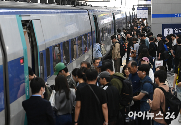 지난해 추석 연휴를 하루 앞둔 10월 2일 용산역에서 귀성객들이 열차에 탑승하기 위해 이동하고 있다. [사진=곽영래 기자]
