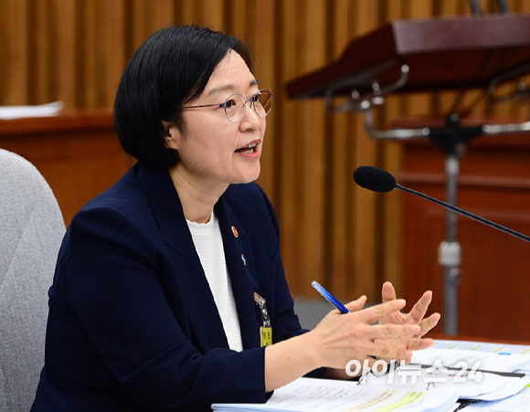 한성숙 국무총리 후보자가 25일 서울 여의도 국회에서 열린 인사청문회에서 출석해 질문에 답하고 있다. [사진=정소희 기자]