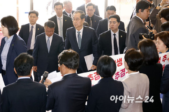 한덕수 대통령 권한대행 국무총리가 추가경정예산안 시정연설을 위해 24일 오전 서울 여의도 국회로 들어오고 있다. [사진=곽영래 기자]