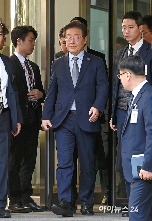 이재명 더불어민주당 대표가 15일 서울 서초구 서울중앙지방법원에서 열린 '공직선거법 위반' 1심 선고 공판에서 징역 1년에 집행유예 2년을 선고받은 뒤 법원을 나서고 있다. [사진=곽영래 기자]