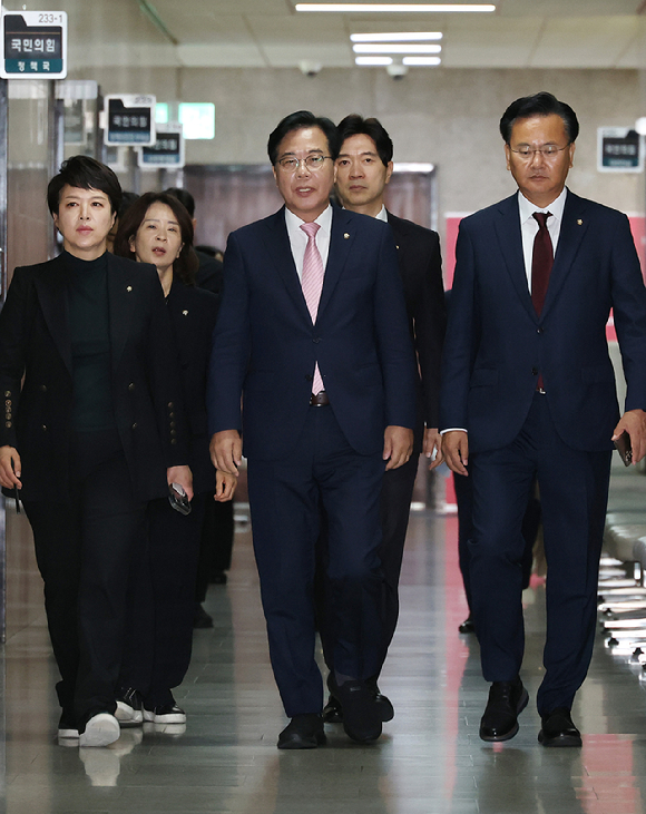 국민의힘 송언석 비상대책위원장 겸 원내대표가 2일 국회에서 비상대책위원장 취임 기자회견을 하고 있다. [사진=연합뉴스]