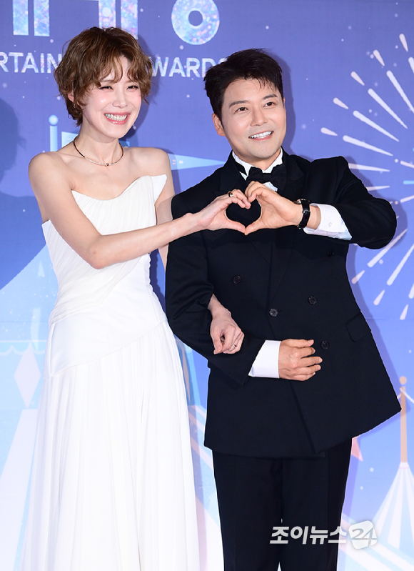 방송인 장도연과 전현무가 29일 오후 서울 마포구 MBC 사옥에서 열린 '2025 MBC 방송연예대상'에 시상식 MC로 참석하고 있다. [사진=정소희 기자]