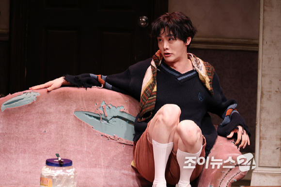 배우 최정우가 19일 오후 서울 종로구 동숭동 대학로티오엠에서 진행된 연극 '오펀스' 프레스콜에 참석해 열연을 펼치고 있다. [사진=문수지 기자]