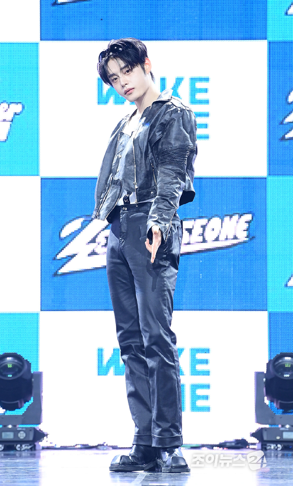 그룹 제로베이스원 김지웅이 1일 오후 서울 용산구 한남 블루스퀘어에서 열린 제로베이스원(ZEROBASEONE) 정규 1집 '네버 세이 네버(NEVER SAY NEVER)' 쇼케이스에 참석하고 있다. [사진=정소희 기자]