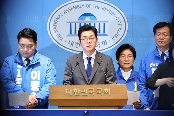 국민의힘 김재섭 의원이 13일 국회 소통관에서 기자회견을 열고 더불어민주당 정원오 서울시장 후보의 폭행 전과와 관련한 내용을 밝히고 있다. 2026.5.13 [사진=연합뉴스]