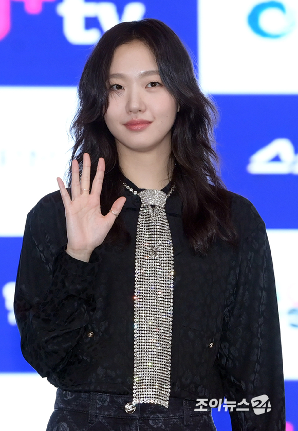 배우 김고은이 27일 오후 인천 연수구 인천글로벌캠퍼스에서 진행된 제2회 청룡시리즈어워즈 핸드프린팅 행사에 참석하고 있다. [사진=정소희 기자]