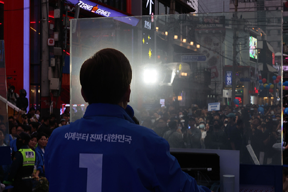 더불어민주당 이재명 대선 후보가 19일 서울 마포구 KT&G 상상마당 앞에서 방탄유리가 설치된 유세차에 올라 연설하고 있다. 2025.5.19 [공동취재] [사진=연합뉴스]