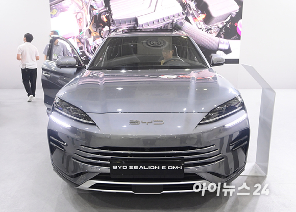 'EV 트렌드 코리아 2026'이 25일 서울 강남구 코엑스에서 열렸다. BYD코리아 부스에 순수 전기차 '아토 3 플러스'가 전시되고 있다. [사진=정소희 기자]