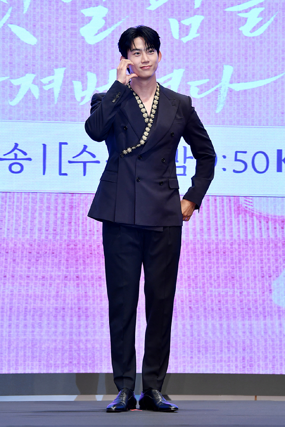 그룹 2PM 옥택연이 11일 오후 서울 구로구 신도림동 더세인트에서 진행된 KBS2 새 수목드라마 '남주의 첫날밤을 가져버렸다' 제작발표회에 참석해 포즈를 취하고 있다. [사진=문수지 기자]