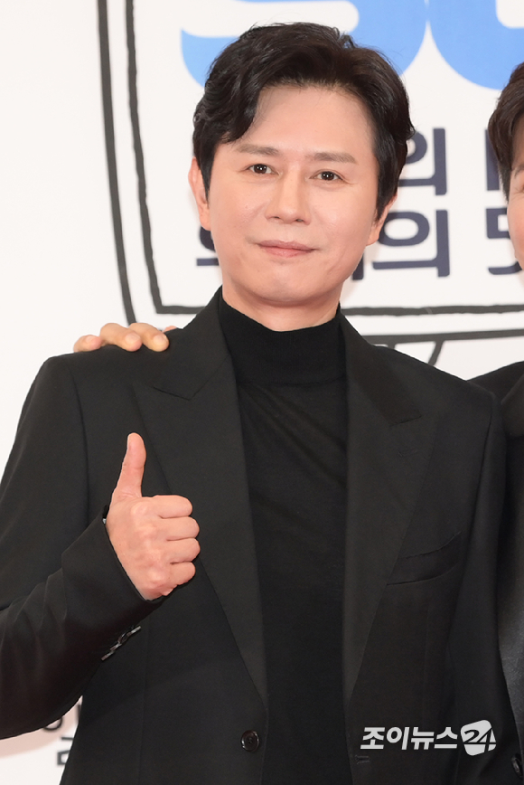 '더 블루' 김민종이 3일 오후 서울 영등포구 여의도 KBS 신관에서 열린 공영방송 50주년특집 '당신의 KBS 우리의 50주년' 레드카펫 행사에 참석하고 있다. [사진=정소희 기자]