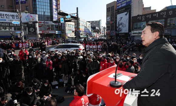 윤석열 국민의힘 대선후보가 17일 경기 안성시 중앙시장 앞 서인사거리에서 열린 '윤석열이 대한민국에 안성맞춤!' 안성 거점유세에서 유권자들을 향해 지지를 호소하고 있다. [사진=국회사진취재단]