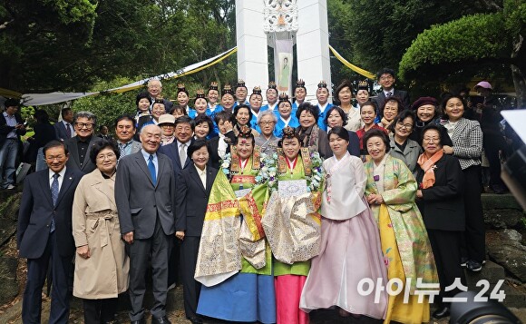 조선시대 제주의 의인 김만덕을 기리는 ‘제45회 김만덕제 봉행 및 김만덕상 시상식’이 20일 오전 10시 제주시 사라봉 모충사에서 열렸다. 제주특별자치도와 재단법인 김만덕재단이 주최하고, 김만덕기념관이 주관한 이번 행사에는 김애숙 제주도 정무부지사, 양원찬 김만덕재단 이사장, 김해김씨 종친회, 역대 수상자 등이 참석 포즈를 취하고 있다.  [사진=박태진 기자]