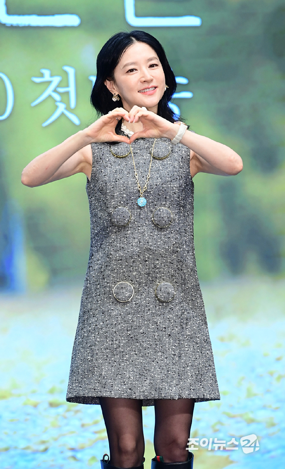 배우 이영애가 16일 오후 서울 구로구 더세인트에서 열린 KBS2 토일드라마 '은수 좋은 날' 제작발표회에서 포즈를 취하고 있다. [사진=정소희 기자]