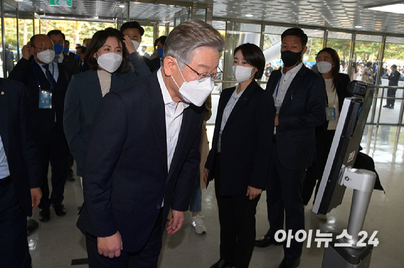 이재명 더불어민주당 대통령 후보와 부인 김혜경 씨가 2일 오후 서울 송파구 올림픽공원 체조경기장에서 열린 제20대 대통령선거 선거대책위원회 출범식에 참석하며 체온 측정을 하고 있다.[사진=국회사진취재단]