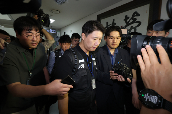 삼성그룹 초기업노동조합 삼성전자지부 최승호 위원장이 총파업 예고시점을 하루 앞둔 20일 정부세종청사 중앙노동위원회에서 노사협상 결렬에 따른 총파업 강행 입장을 밝힌 뒤 협상장을 떠나고 있다. 2026.5.20 [사진=연합뉴스]