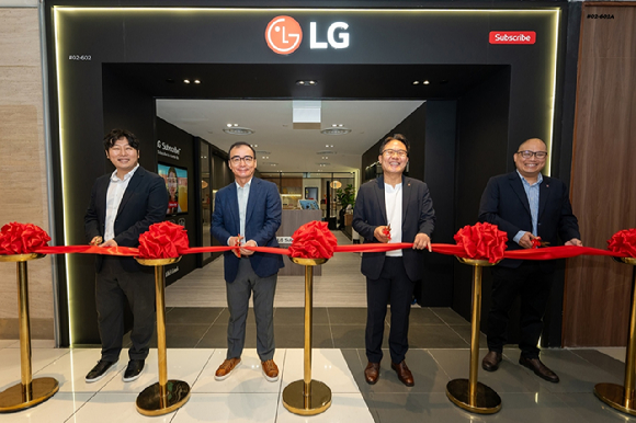 글로벌구독_싱가포르: LG전자가 최근 싱가포르에서 구독 전용 브랜드샵을 첫 오픈하고 서비스를 본격 론칭하는 등 글로벌 구독 사업 확대에 속도를 내고 있다. LG전자 관계자들이 싱가포르 구독 전용 브랜드샵 오픈을 기념하고 있다. [사진=LG전자]
