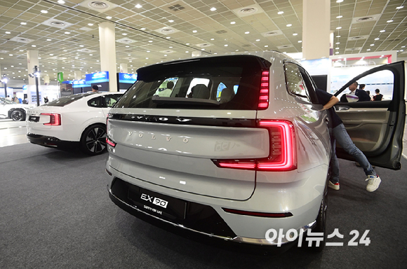 'EV 트렌드 코리아 2026'이 25일 서울 강남구 코엑스에서 열렸다. 볼보자동차코리아 부스에서 전기 세단 ES90, 전기 SUV EX90이 전시되고 있다. [사진=정소희 기자]
