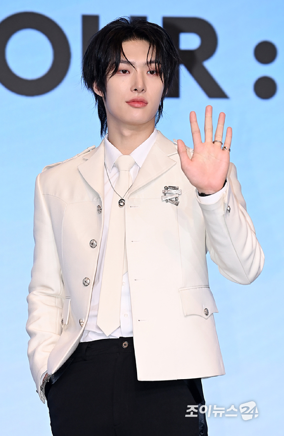 그룹 에이티즈 민기가 12일 오후 서울 마포구 호텔 나루 서울 엠갤러리에서 열린 미니 12집 '골든 아워 : 파트 3'(GOLDEN HOUR : Part.3) 앨범 발매 기념 기자간담회에서 포즈를 취하고 있다. [사진=곽영래 기자]