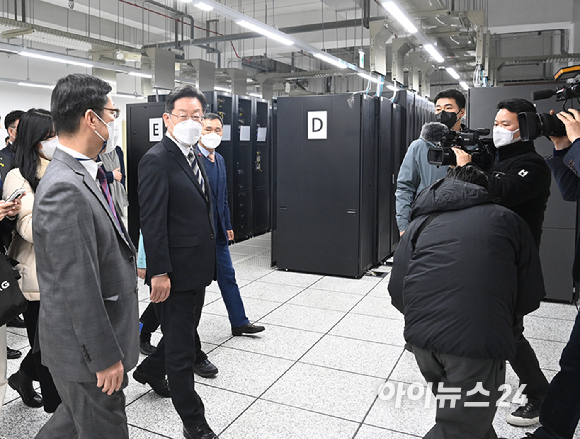 이재명 더불어민주당 대선후보와 이낙연 국가비전·국민통합위원회 공동위원장이 29일 서울 광진구 보건복지행정타운에 위치한 한국사회보장정보원을 방문해 전산장비실을 둘러보고 있다. [사진=정소희 기자]