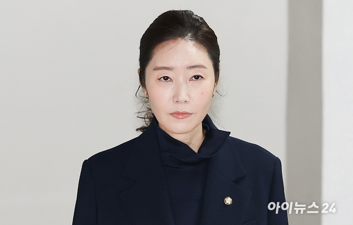 공천 헌금 1억원을 수수한 혐의로 기소된 무소속 강선우 의원이 14일 서울 서초구 서울중앙지방법원에서 열린 1심 선고 공판에 출석하고 있다. [사진=곽영래 기자]