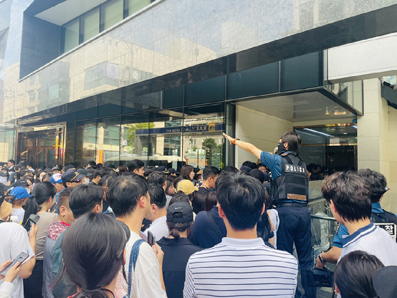 26일 서울 강남구 압구정동에 있는 티몬 신사옥에 많은 피해 소비자가 몰린 가운데 경찰이 안전사고를 대비해 통제하고 있다. [사진=송대성 기자]