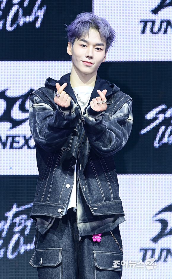 3일 오후 서울 광진구 광장동 예스24라이브홀에서 신인 보이그룹&nbsp;튜넥스(TUNEXX)&nbsp;첫 번째 미니 앨범 '셋 바이 어스 온리'(SET BY US ONLY) 발매 기념 쇼케이스가 열렸다.&nbsp;튜넥스 제온이 포토타임을 갖고 있다. [사진=정소희 기자]