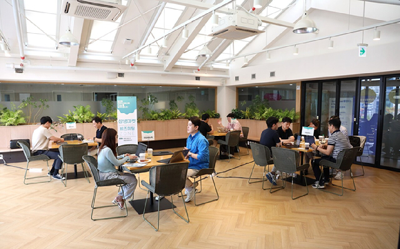 경기콘텐츠진흥원이 '상생마켓' 기업 비즈니스 미팅을 진행 중이다. [사진=경기콘텐츠진흥원]