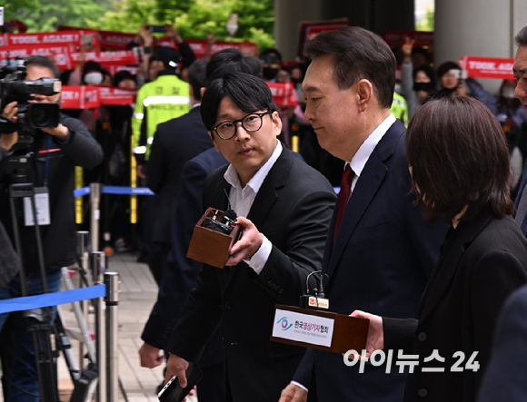 윤석열 전 대통령이 19일 오전 서울 서초구 중앙지방법원에서 열린 내란 우두머리 혐의, 직권남용 권리행사방해 혐의 사건 4차 공판에 출석하고 있다. [사진=사진공동취재단]