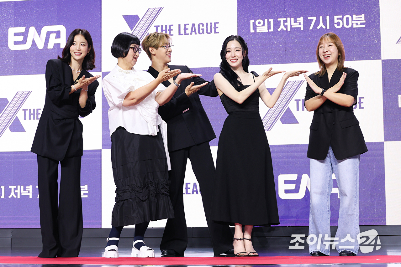 배우 기은세, 기업인 노희영, 그룹 소녀시대 티파니, 갓세븐 뱀뱀이 30일 오전 서울 마포구 상암동 큐브컨벤션센터에서 진행된 ENA 신규 예능프로그램 '엑스 더 리그(X THE LEAGUE)' 제작발표회에 참석해 포즈를 취하고 있다. [사진=문수지 기자]