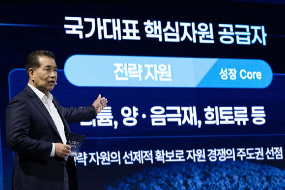 장인화 포스코그룹 회장이 2일 열린 'CEO 인베스터데이'에서 그룹 사업 포트폴리오 전략을 직접 설명하고 있다. [사진=포스코그룹]