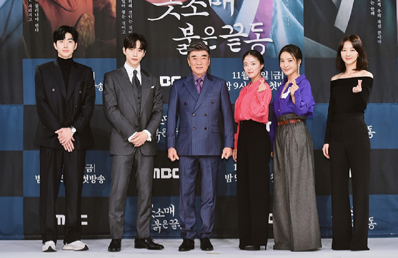 11일 오후 열린 MBC 새 금토드라마 '옷소매 붉은끝동' 제작발표회에 이준호, 이세영, 강훈, 이덕화, 박지영, 장희진이 참석해 포토타임을 갖고 있다. [사진=MBC]