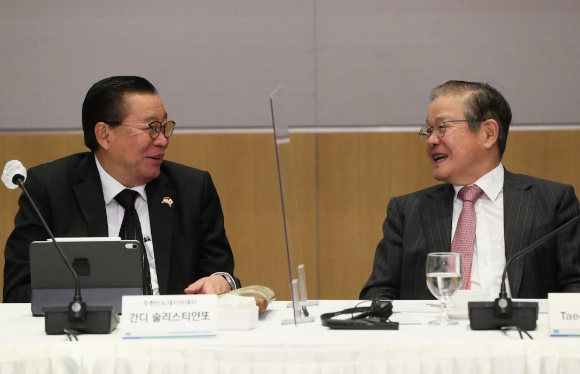 권태신 전경련 부회장(오른쪽)과 간디 술리스띠얀또 주한인도네시아대사가 31일 전경련회관 컨퍼런스센터에서 열린 '주한인도네시아대사 초청 기업인 간담회'에서 환담을 나누고 있다. [사진=전경련 ]