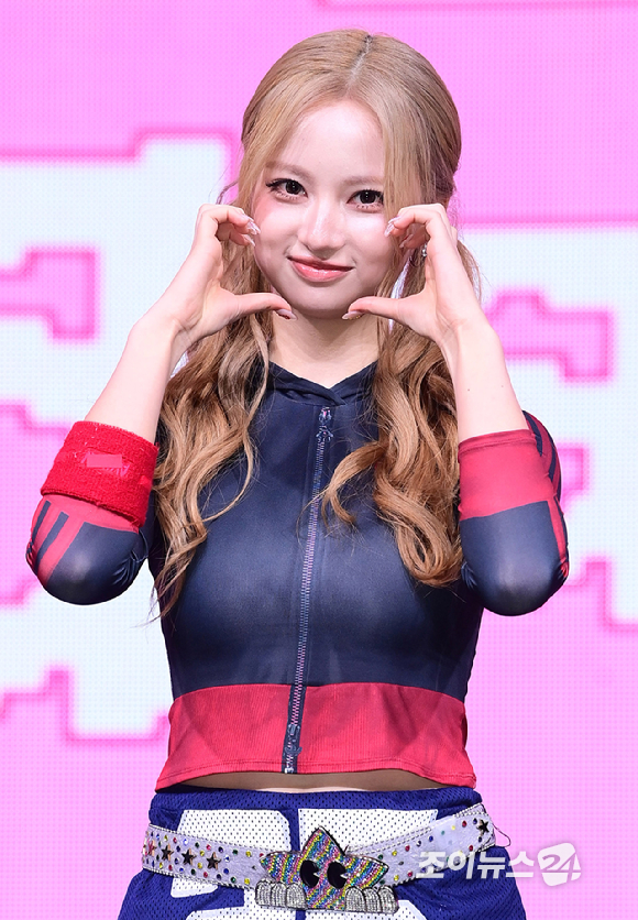 그룹 아워벌스데이(OURBIRTHDAY) 베이비가 19일 오후 서울 용산구 블루스퀘어에서 열린 데뷔 쇼케이스에 참석해 포토타임을 갖고 있다. [사진=정소희 기자]