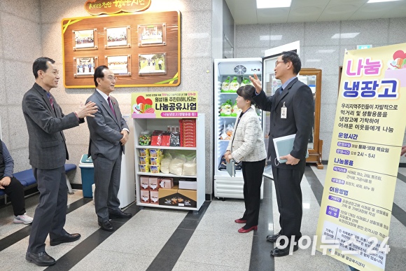 박상돈(왼쪽에서 두번째) 천안시장이 행정복지센터에 설치돼 운영되는 있는 나눔 냉장고에 대해 설명을 듣고 있다. [사진=천안시청]