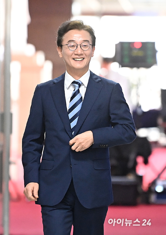 전재수 더불어민주당 의원이 12일 서울 여의도 국회에서 정청래 대표와 면담을 위해 당대표실로 향하고 있다. [사진=곽영래 기자]