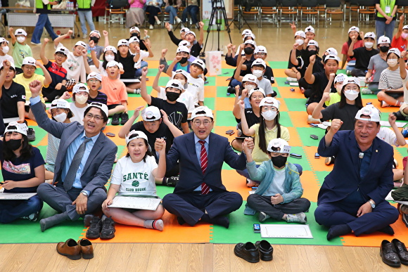 지난해 5월 제1회 경주시 아동권리 골든벨 퀴즈대회 후 주낙영 시장(가운데)이 참가 학생들과 기념촬영을 하고 있다. [사진=경주시청]