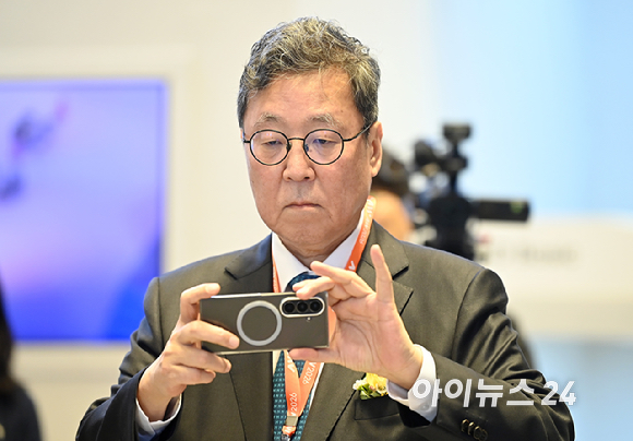 4일 오전 서울 강남구 코엑스에서 열린 2026 스마트공장&middot;자동화산업전(AW2026)에서 이규복 현대글로비스 대표가 부스를 둘러보고 있다. [사진=곽영래 기자]