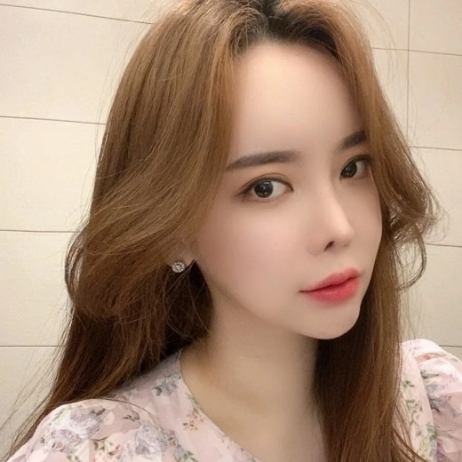 BJ 임블리(본명 임지혜&middot;37)가 생방송 중 숨진 가운데 그의 친동생이 임블리 사망 전 함께 방송을 진행했던 BJ들을 고소했다고 밝혔다. [사진=임블리 인스타그램 ]