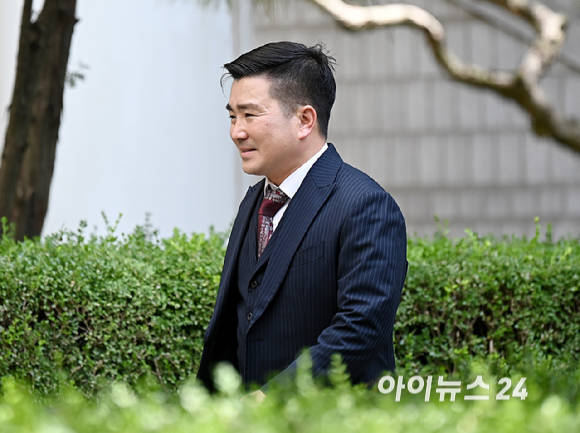 12&middot;3 비상계엄 직후 병력을 이끌고 국회로 출동한 혐의로 재판에 넘겨진 김현태 전 707특임단장이 27일 오후 서울중앙지방법원에서 열린 1심 선고 공판에 출석하고 있다. [사진=곽영래 기자]