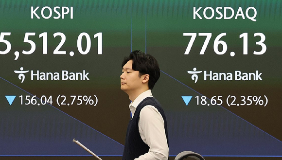 19일 오전 하나은행 딜링룸 [사진=연합뉴스]