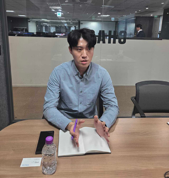 장형석 스틸리언 모바일연구팀장이 서울 용산구에 위치한 스틸리언 본사에서 아이뉴스24와 인터뷰를 하고 있다. [사진=스틸리언]