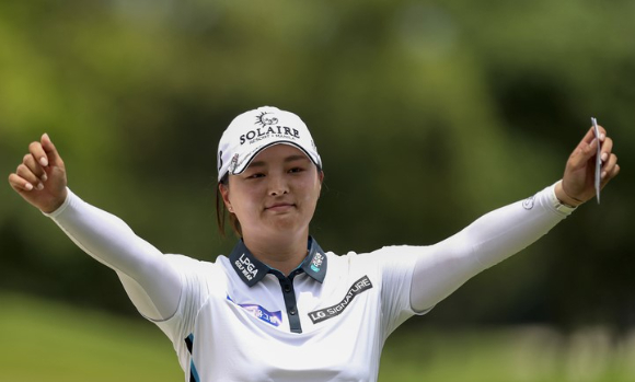 고진영(솔레어)이 6일(한국시간) 싱가포르에서 열린 열린 LPGA 투어 HSBC 위민스 월드 챔피언십에서 우승을 확정한 뒤 기뻐하고 있다. [사진=뉴시스]