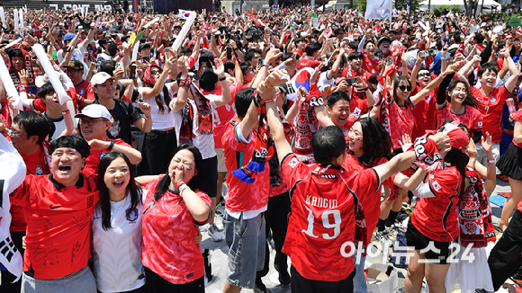 2026 북중미 월드컵 조별리그 대한민국과 체코의 첫 경기가 열리는 12일 서울 종로구 광화문광장에서 첫 승리를 기원하는 거리응원이 펼치고 있다. 2-1 역전승에 기뻐하는 시민들. [사진=곽영래 기자]