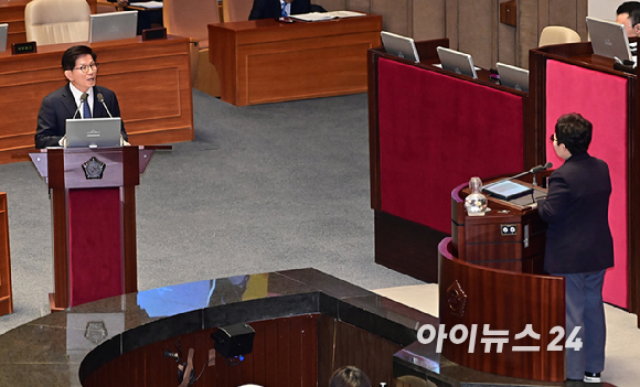 김문수 고용노동부 장관이 14일 국회에서 열린 본회의 교육·사회·문화 분야 현안 관련 대정부질문에서 임이자 국민의힘 의원 질의에 답변하고 있다. [사진=곽영래 기자]